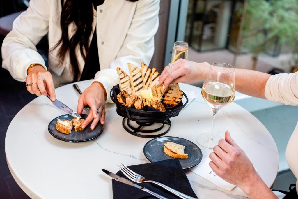 The Marquette Hotel, Curio Collection by Hilton - Image 6