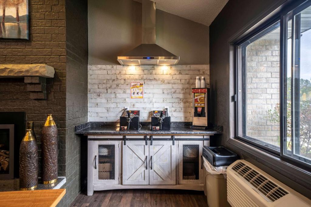 AmericInn by Wyndham Grand Rapids - Image 8