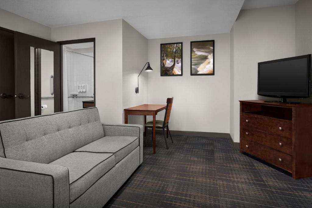 The Suites Hotel at Waterfront Plaza - Image 6