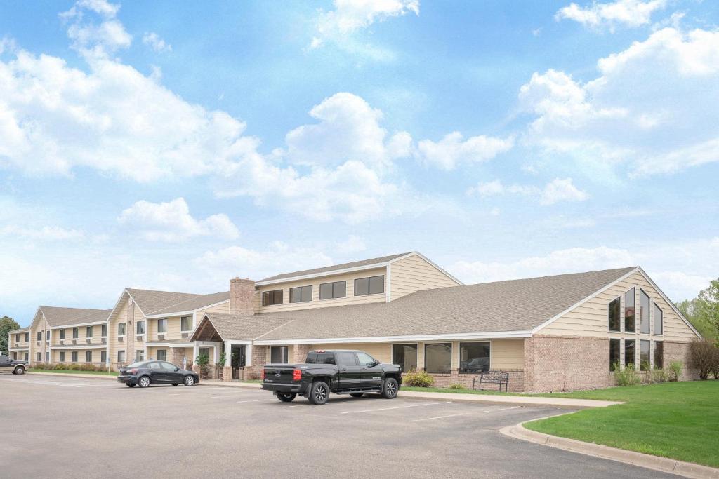 Baymont by Wyndham Lakeville - Image 7