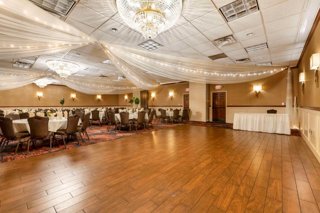 Best Western Plus White Bear Country Inn - Image 6
