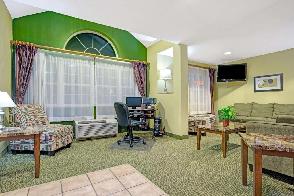 Microtel Inn and Suites - Inver Grove Heights - Image 5
