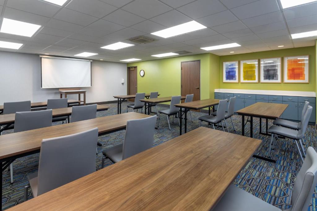 Holiday Inn Express Hotel & Suites-St. Paul by IHG - Image 6