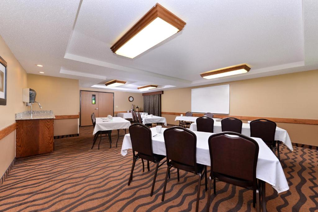 AmericInn by Wyndham St Cloud MN I-94 - Image 8