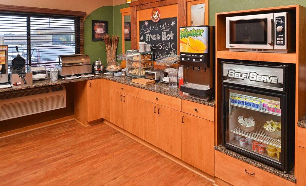 AmericInn by Wyndham Fergus Falls Conference Center - Image 4