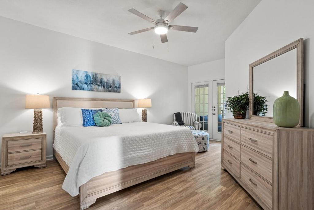 Beachy Villa! Just Renovated, Pools, 2 Min to the Beach - Image 8