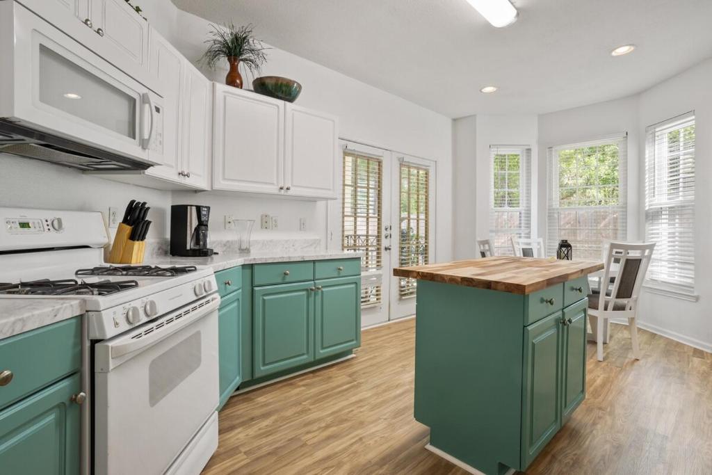 Beachy Villa! Just Renovated, Pools, 2 Min to the Beach - Image 7