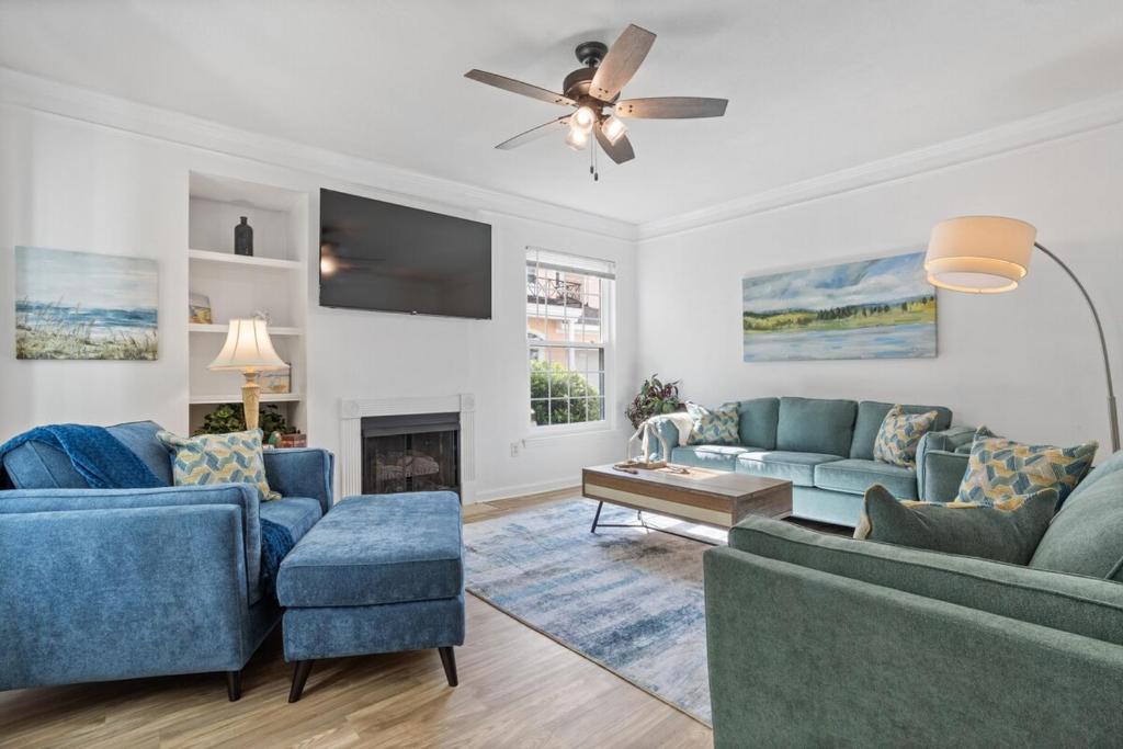 Beachy Villa! Just Renovated, Pools, 2 Min to the Beach - Image 4