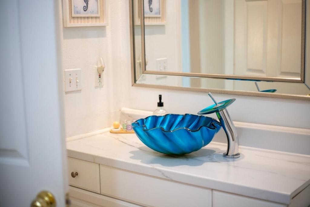 Beachy Villa! Just Renovated, Pools, 2 Min to the Beach - Image 6