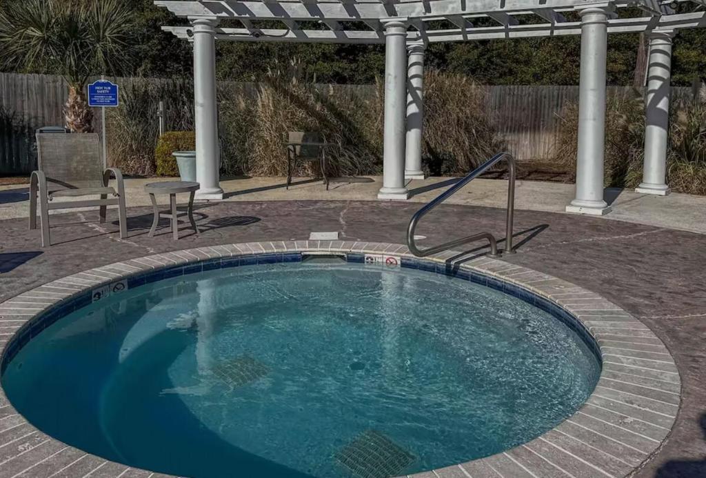 Hot Tub (Jacuzzi) - Photo 2