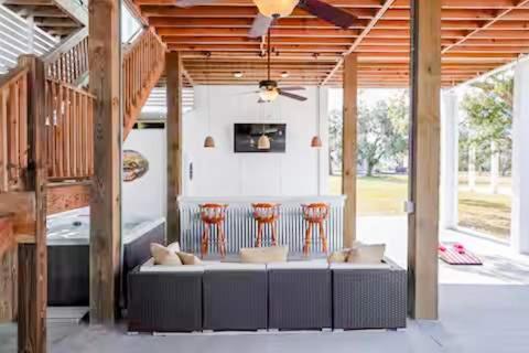 Hot Tub (Jacuzzi) - Photo 2