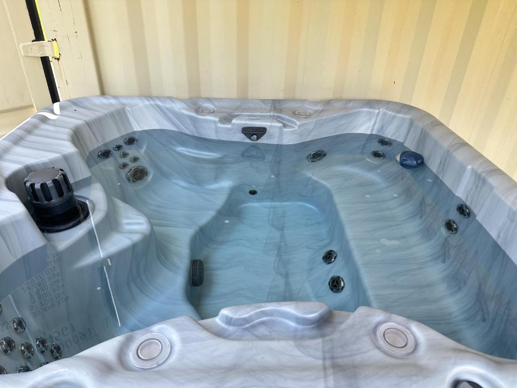 Hot Tub (Jacuzzi) - Photo 2