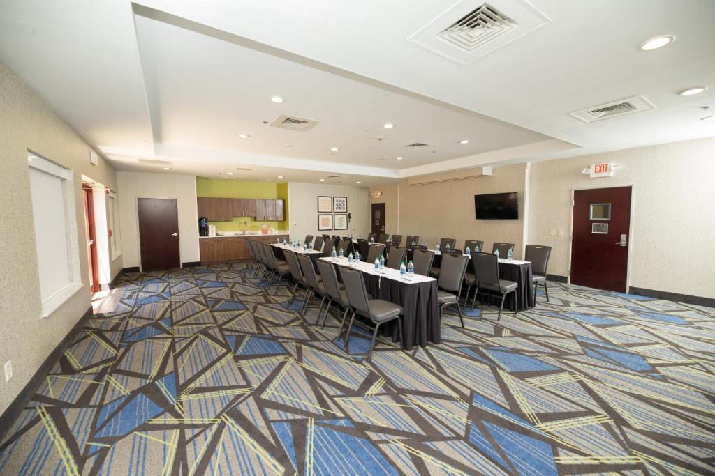 Holiday Inn Express Hotel & Suites Clinton by IHG - Image 7