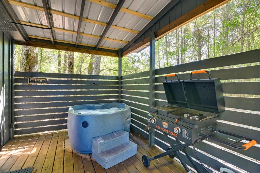 Private Hot Tub, Fire Pit! Pickwick Lake Escape