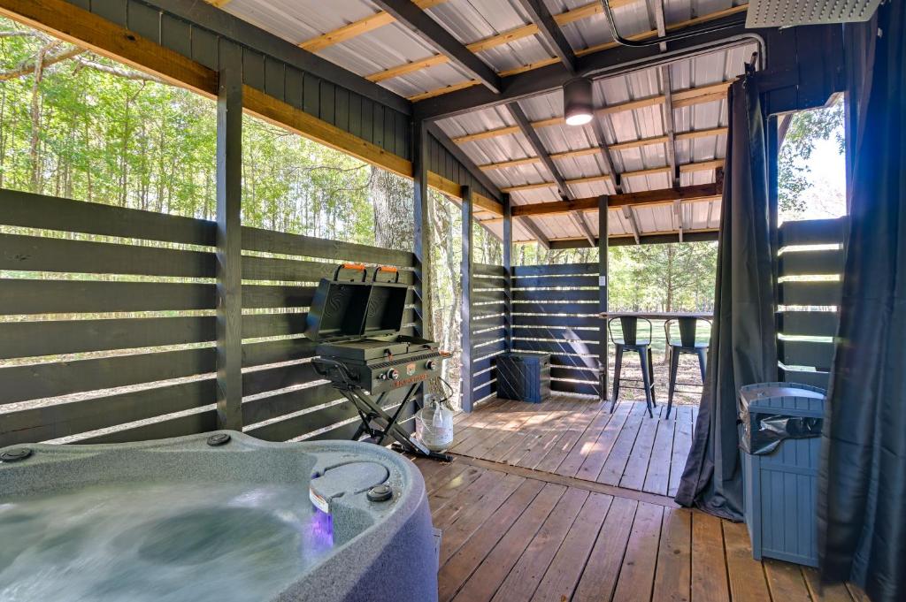 Hot Tub (Jacuzzi) - Photo 2