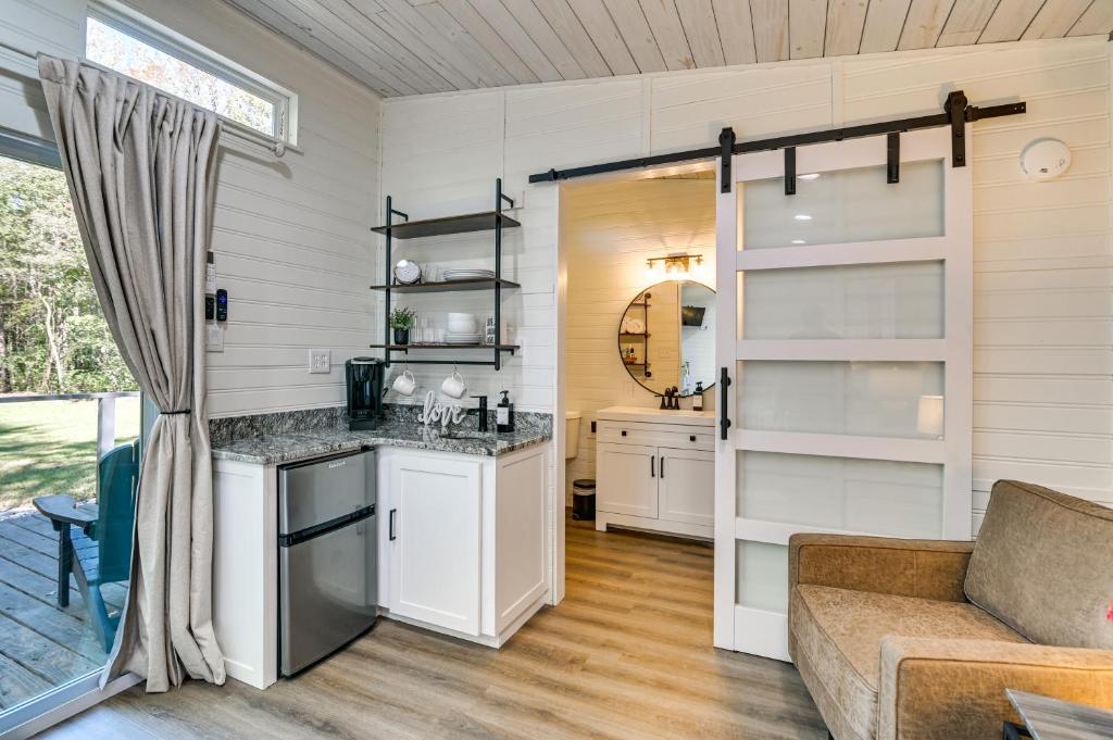 Cozy Couples Retreat on Pickwick Lake with Hot Tub - Image 4