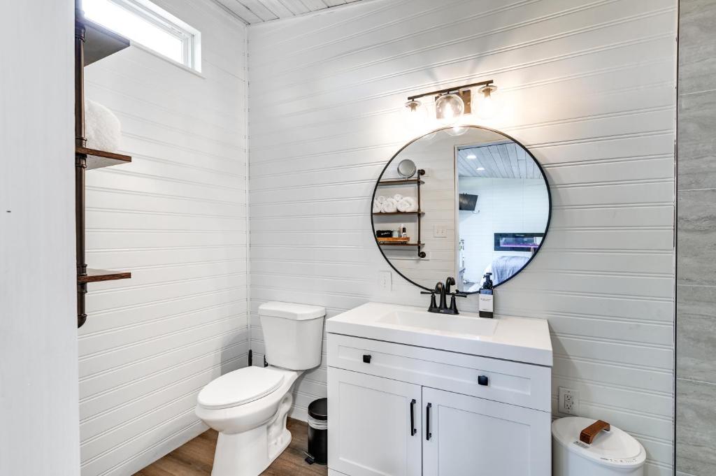 Cozy Couples Retreat on Pickwick Lake with Hot Tub - Image 8