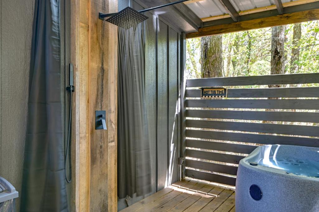 Hot Tub (Jacuzzi) - Photo 2