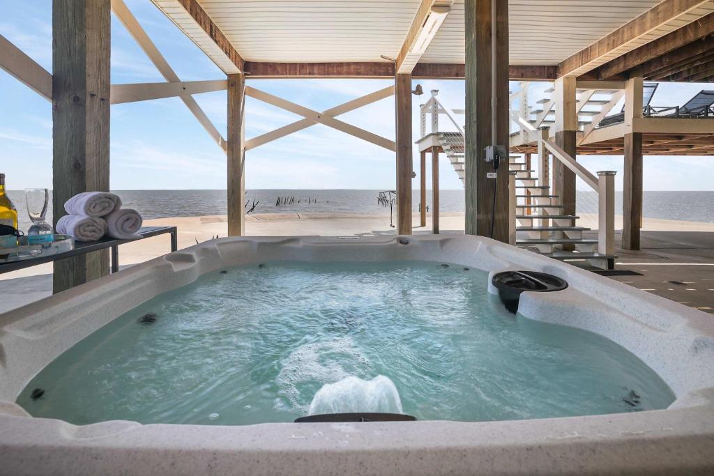 Hot Tub (Jacuzzi) - Photo 2