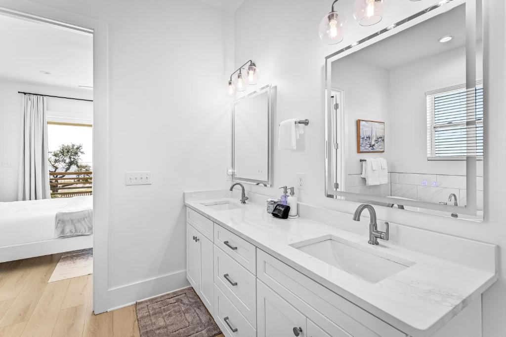 Luxury Views, Heated Pool, Spa, and Golf Green - Image 4