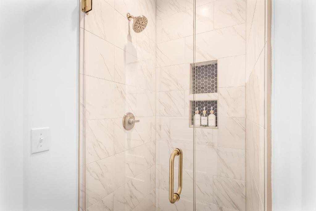 Luxury Views, Heated Pool, Spa, and Golf Green - Image 7