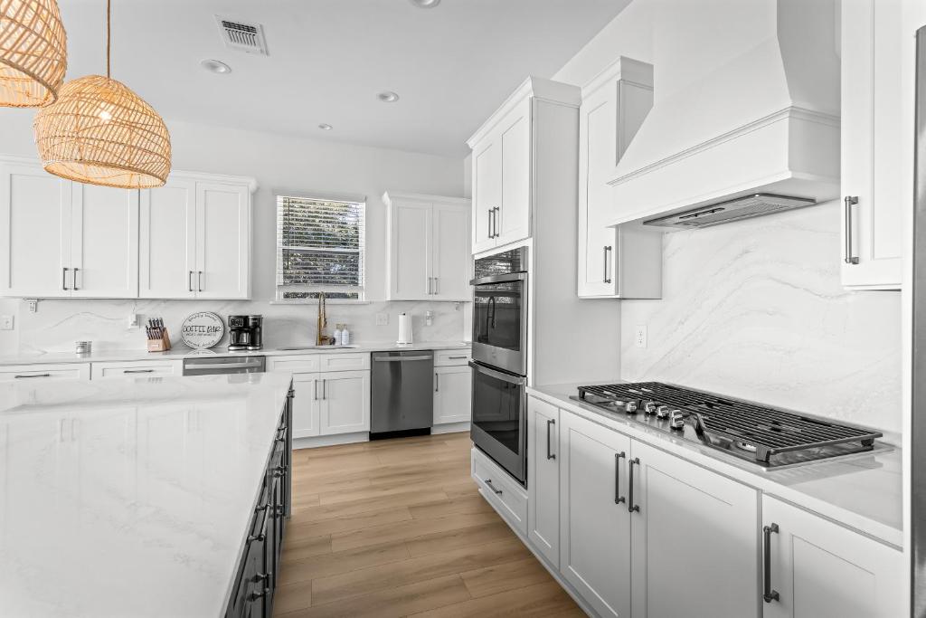 Luxury Views, Heated Pool, Spa, and Golf Green - Image 6