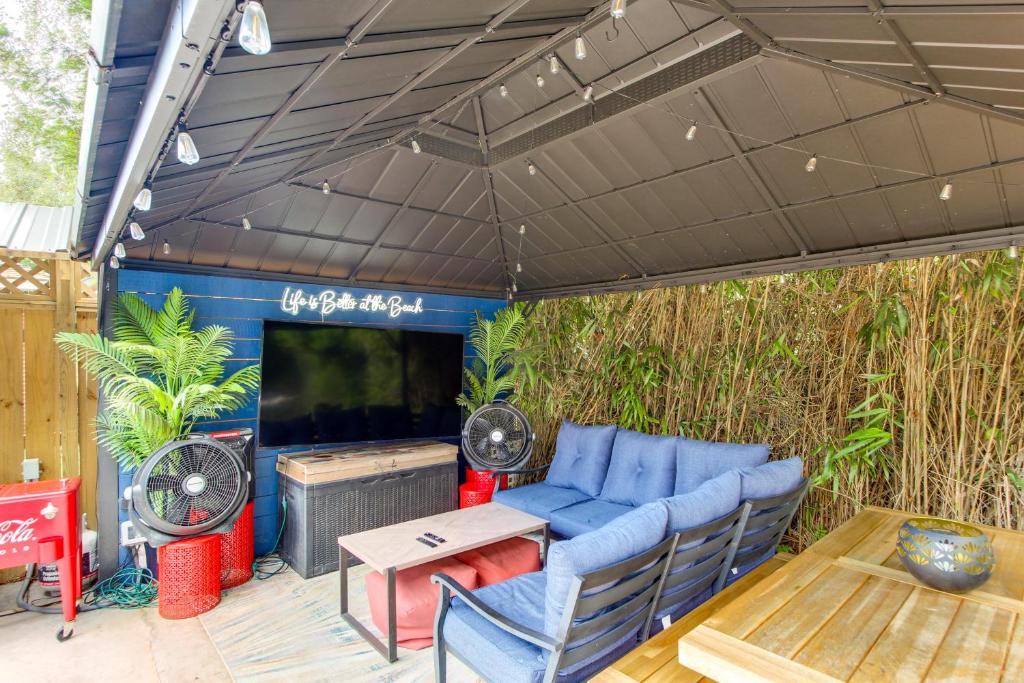 Walk to Beach, Gazebo with Hot Tub Gulfport Gem!