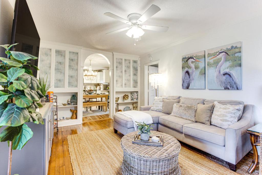 Walk to Beach, Gazebo with Hot Tub Gulfport Gem! - Image 5