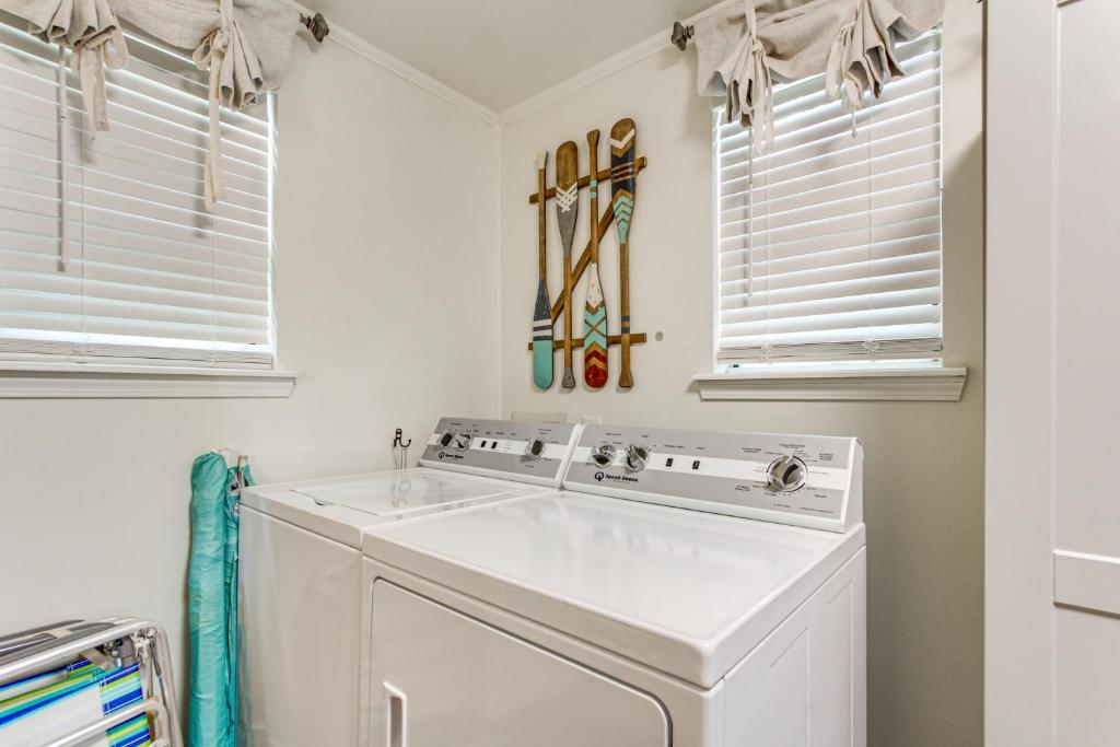 Walk to Beach, Gazebo with Hot Tub Gulfport Gem! - Image 8