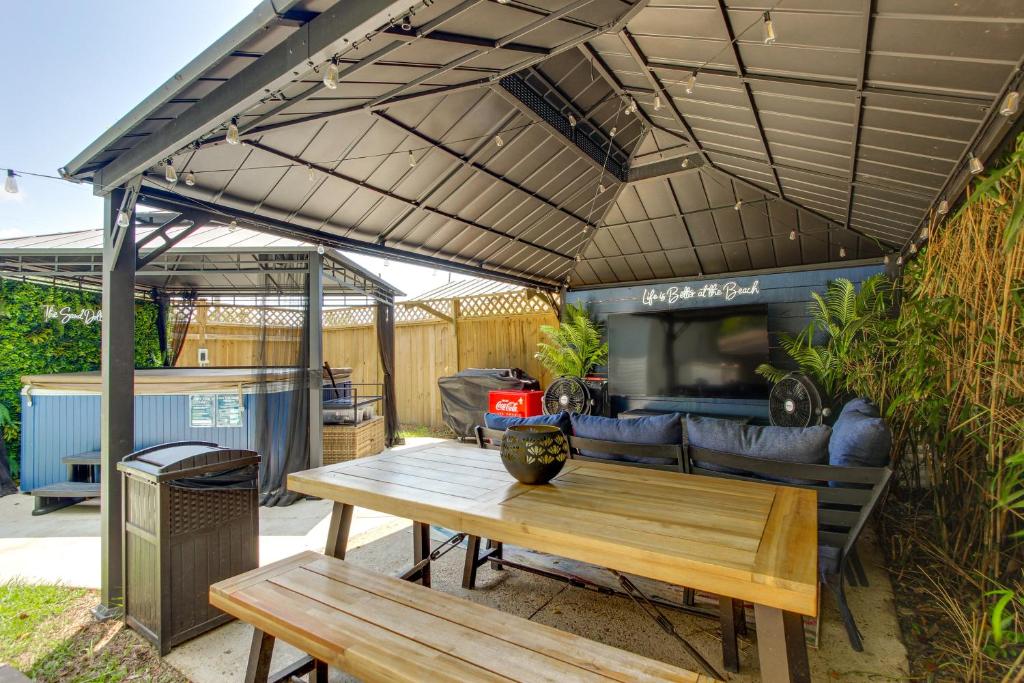 Walk to Beach, Gazebo with Hot Tub Gulfport Gem!