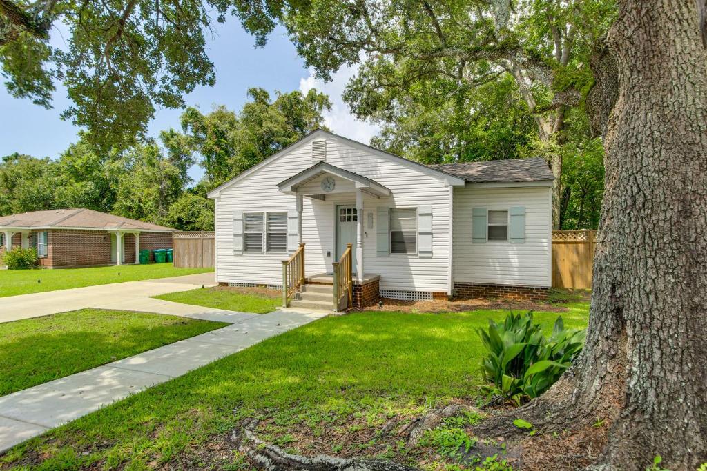 Walk to Beach, Gazebo with Hot Tub Gulfport Gem! - Image 6
