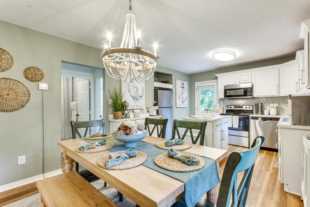 Walk to Beach, Gazebo with Hot Tub Gulfport Gem! - Image 4