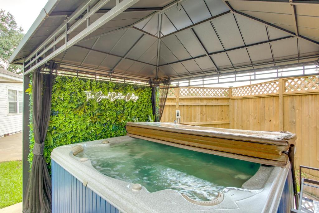 Hot Tub (Jacuzzi) - Photo 2