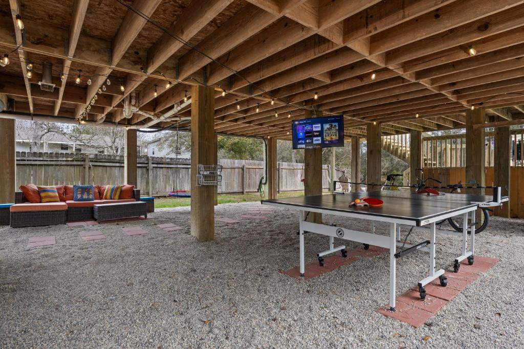 Waterfront Home with Pool, Hot Tub and Game Area - Image 5