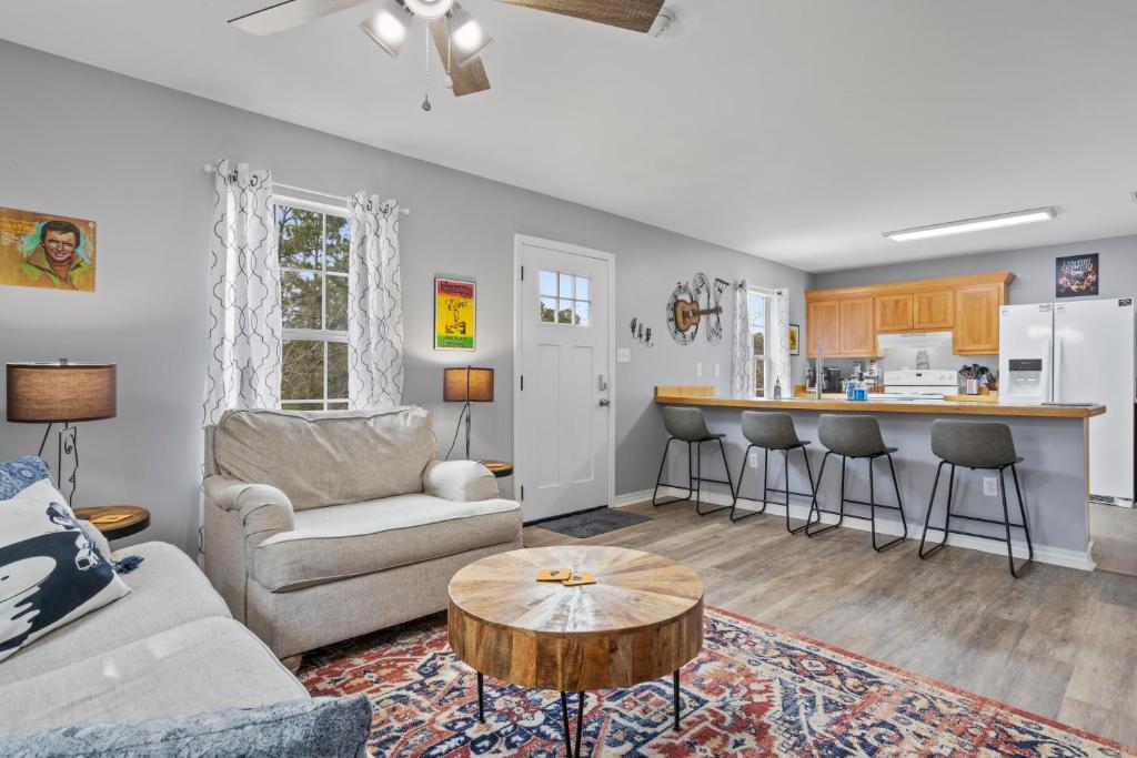 Waterfront Home with Pool, Hot Tub and Game Area - Image 4