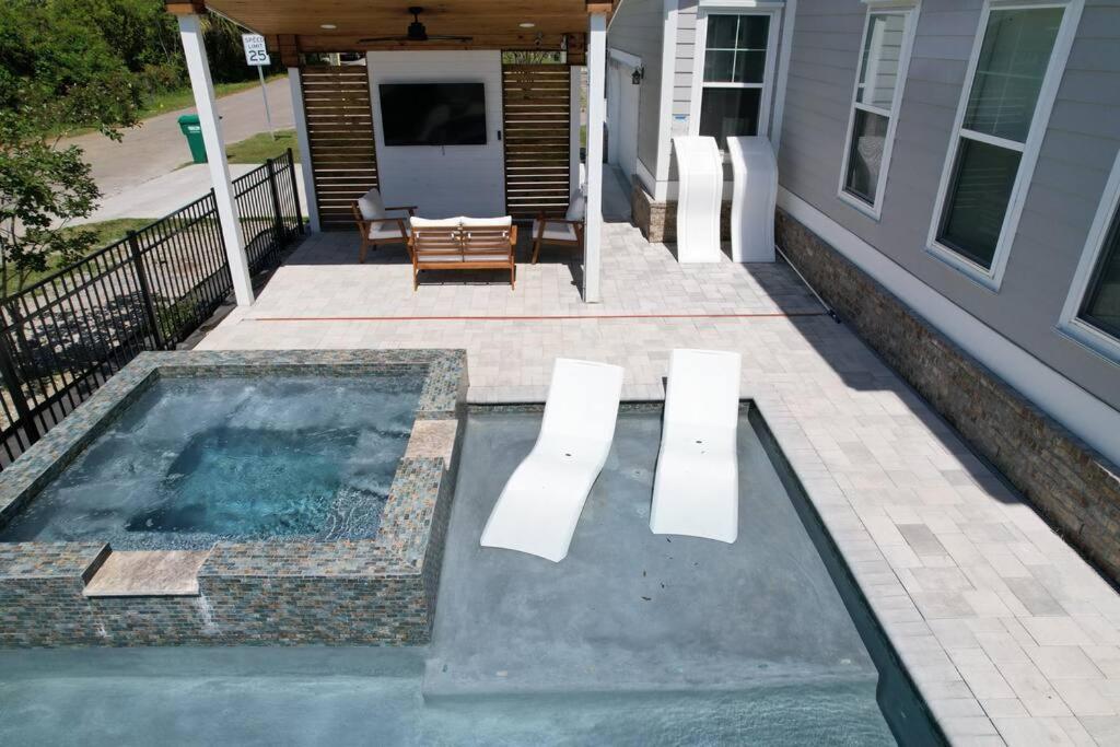 Hot Tub (Jacuzzi) - Photo 2