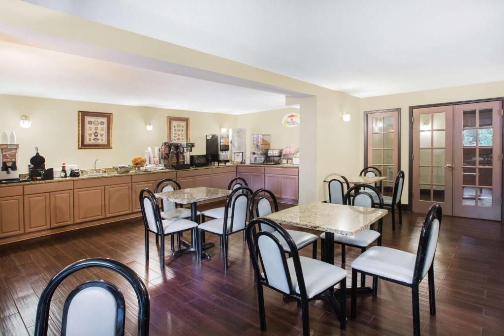 Super 8 by Wyndham Oxford - Image 5