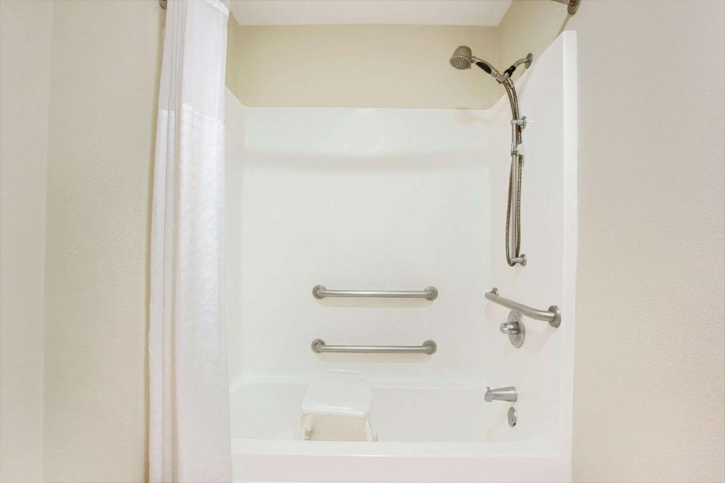 Days Inn & Suites by Wyndham Ridgeland