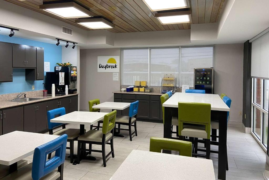 Days Inn & Suites by Wyndham Ridgeland - Image 8