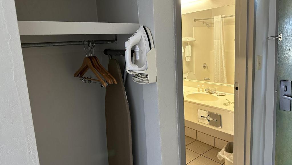 Super Inn & Suites Philadelphia - Image 8