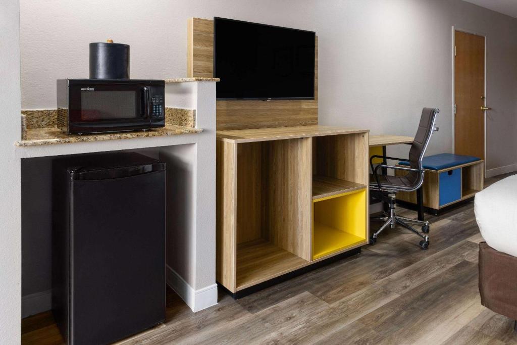 Days Inn by Wyndham Jackson Downtown - Image 8