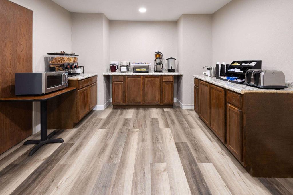 Days Inn by Wyndham Jackson Downtown - Image 4