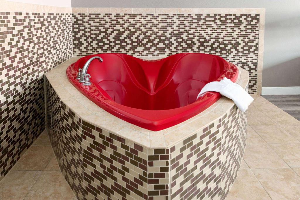 Hot Tub (Jacuzzi) - Photo 2