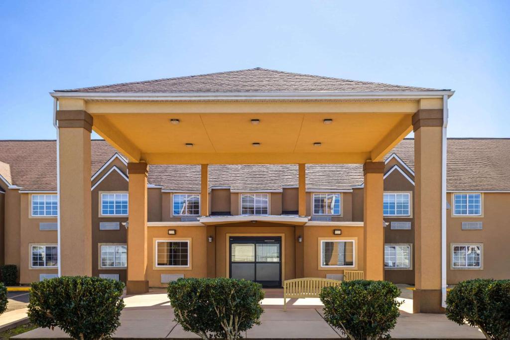 Days Inn by Wyndham Jackson Downtown - Image 6