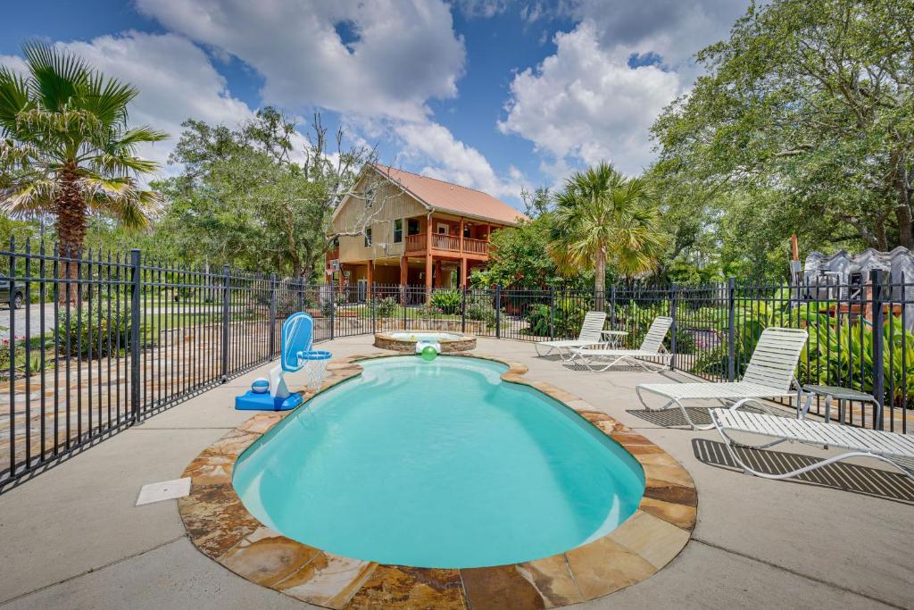 Waterfront Pass Christian Oasis about 2 Mi to Beach!