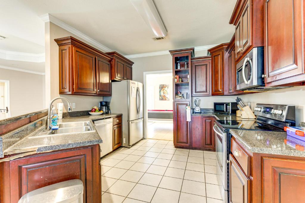 Home with Large Yard and Pond On-Site 15 Mi to Biloxi - Image 4