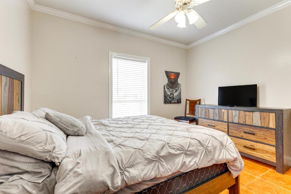 Home with Large Yard and Pond On-Site 15 Mi to Biloxi - Image 7