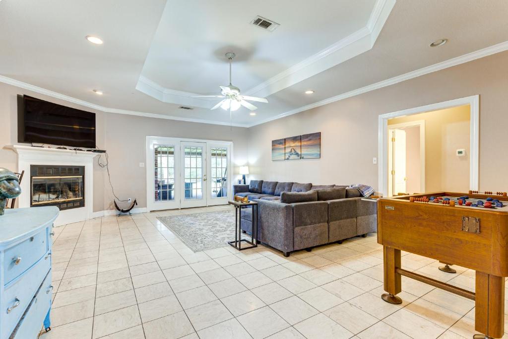 Home with Large Yard and Pond On-Site 15 Mi to Biloxi - Image 5