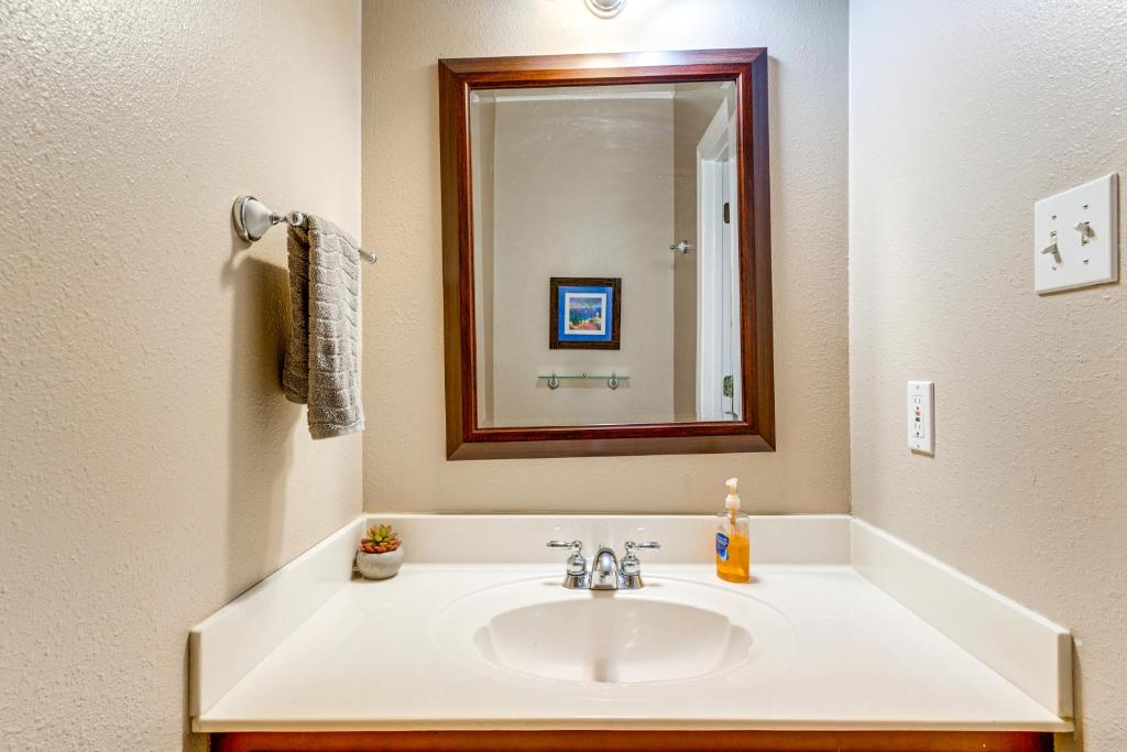 Home with Large Yard and Pond On-Site 15 Mi to Biloxi - Image 8