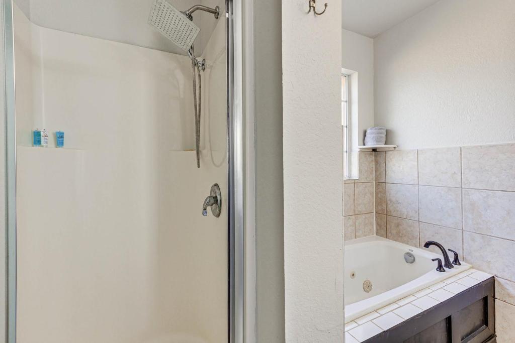 Hot Tub (Jacuzzi) - Photo 2